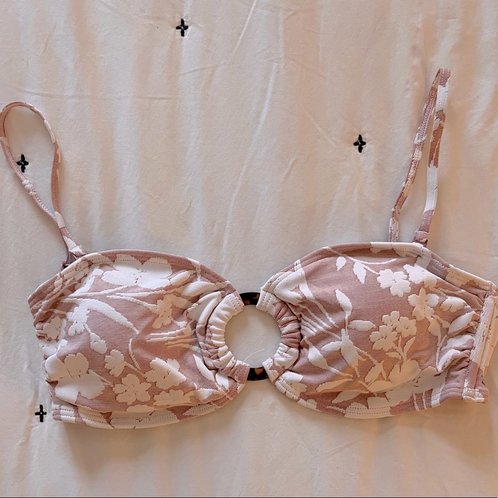 NEW ROXY Bikini top. Can be worn with or without adjustable straps.